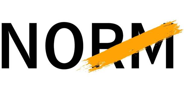 Titelmotiv der 6. KunstFestSpiele: Von dem Wort "Norm" sind das R und das M mit orangener Farbe durchgestrichen