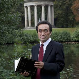 Portraitfoto von Prof. Li vor dem Leibniztempel im Georgengarten Hannover