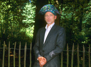 Portraitfoto von Jan Lauwers im Wald mit grünem Hut