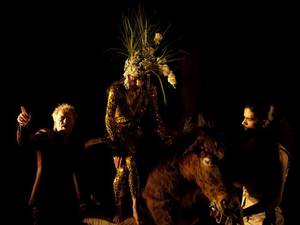Szenenfoto "The Blind Poet", auf dem eine Frau ein Pferd besteigt, gehalten von zwei Männern