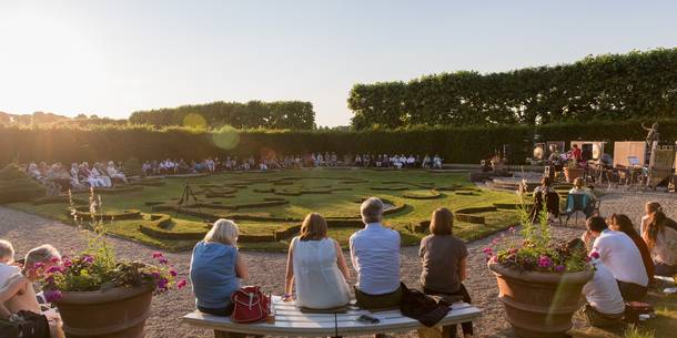 Blick auf Publikum und Ensemble beim Konzert "Naturale" im Rokokogarten des Großen Garten Herrenhausen