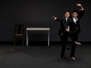 Szene aus "Flee by Night": Zwei Tänzer in Anzügen in einer Pose