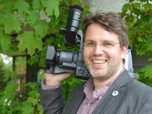 Gregor Dehmel von Politik zum Anfassen e.V. mit einer Kamera auf der Schulter