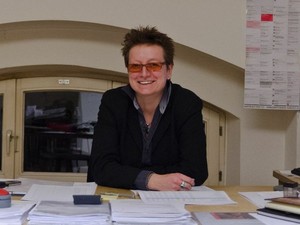 Karin Becker in ihrem Büro